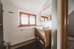 Lichtdurchflutetes Badezimmer im 1. Stock