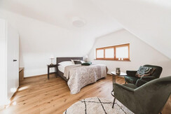 Das bezaubernde, helle und geräumige Schlafzimmer