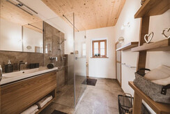 Das modern eingerichtete Badezimmer