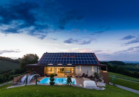 Weingut Adam-Lieleg Swimmingpool in den Weinbergen | © Weingut Adam-Lieleg | Pixelmaker Robert Sommerauer