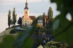 Blick zur Kirche vom Fenster aus.