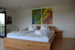 Weingut Georgiberg King-Size-Bett aus Zirbenholz
