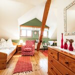 Photo of Family room, shower, toilet, standard | © KOERBLER Photography