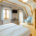 Photo of Twin room, shower, toilet, balcony | © Karin Bergmann / Weingut Schauer