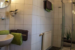 Eines der Badezimmer am Weingut Stoff