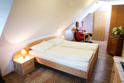 Weingut Zirngast Doppelzimmer gartenseitig