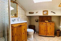 Badezimmer mit Dusche und WC