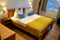 Schlafzimmer mit Zirbenbett