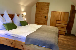 Schlafzimmer mit Zirbenbett