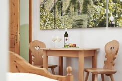 Nimm Platz im Rebenzimmer