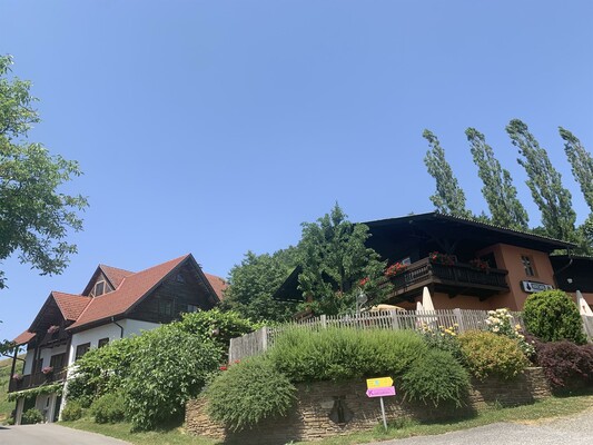 Unser Gasthaus samt Gästehaus | © Familie Koschak