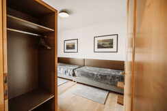 Weingut Wolfgang Maitz Winzersuite Kleiderschrank