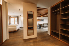 Weingut Wolfgang Maitz Winzersuite Kleiderschrank