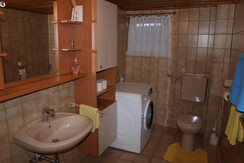 Bad und Waschmaschine