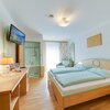 Photo of Double room, shower or bath, toilet, 1 bed room | © Fred Lindmoser
