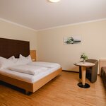 Photo of 4-bed room, shower or bathtub