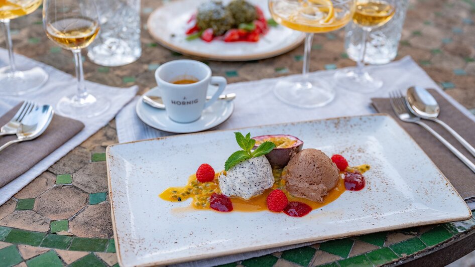 Ein Teller mit Schokoladeneis, Passionsfrucht und Himbeeren im aiola im Schloss.