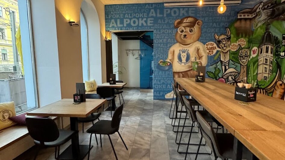 Modernes Restaurantinterieur mit bunten Wänden und Tischen. | © Alpoke - K. van Kerken