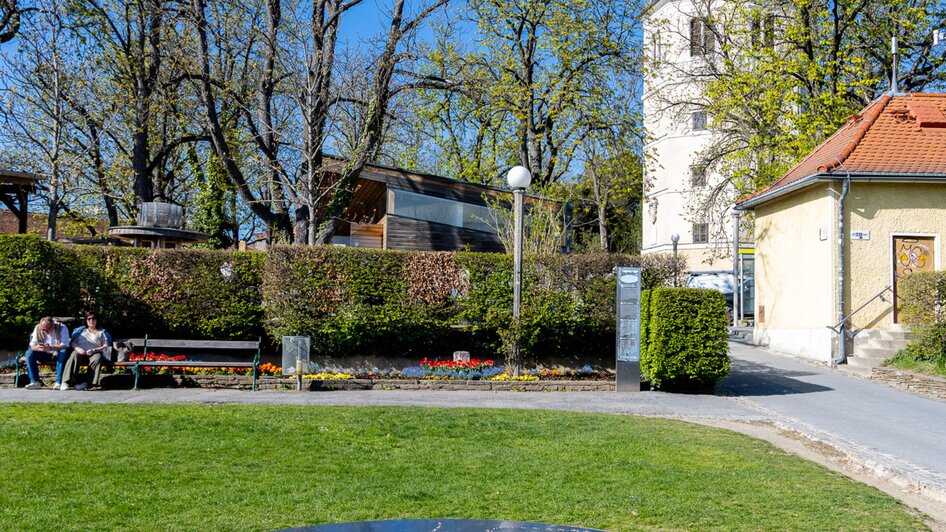 Blick auf die ARTSAT Scheibe und den Glockenturm auf dem Schlossberg. | © Graz Tourismus - Harry Schiffer