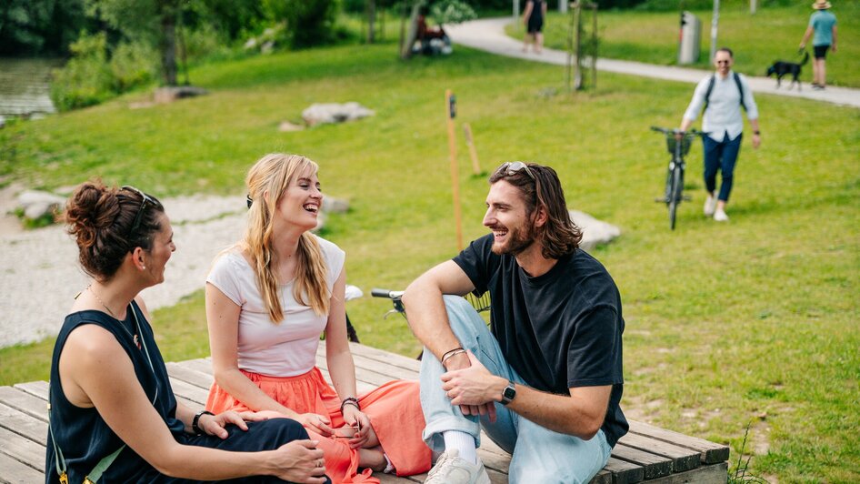 Entspannen im Augarten in Graz I Parks & Gärten in Graz | © Graz Tourismus - Mias Photoart Drei Freunde genießen die Zeit im Augarten, lachen und plaudern. | © Graz Tourismus - Mias Photoart