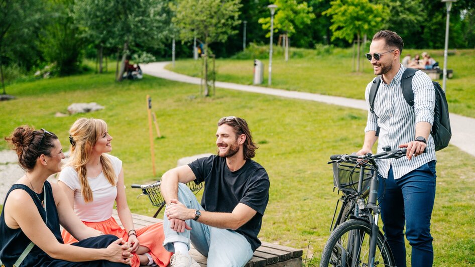 Entspannen im Augarten in Graz I Parks & Gärten in Graz | © Graz Tourismus - Mias Photoart Gruppe junger Leute im Augarten, entspannt und unterhält sich. | © Graz Tourismus - Mias Photoart
