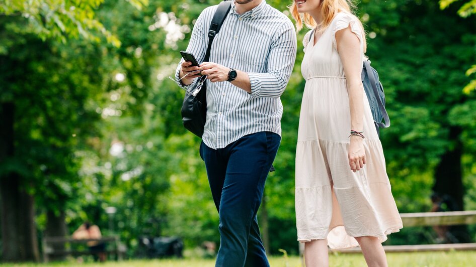 Augarten in Graz I Parks & Gärten in Graz | © Graz Tourismus - Mias Photoart Ein Paar spaziert lachend durch den Grazer Augarten. | © Graz Tourismus - Mias Photoart