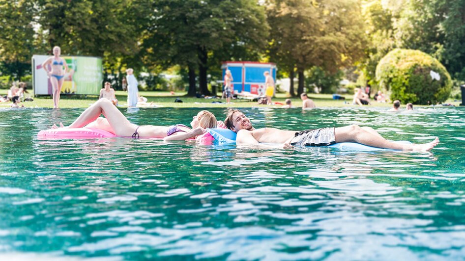 Paar badet im Wasser | © Holding Graz - Joel Kernasenko