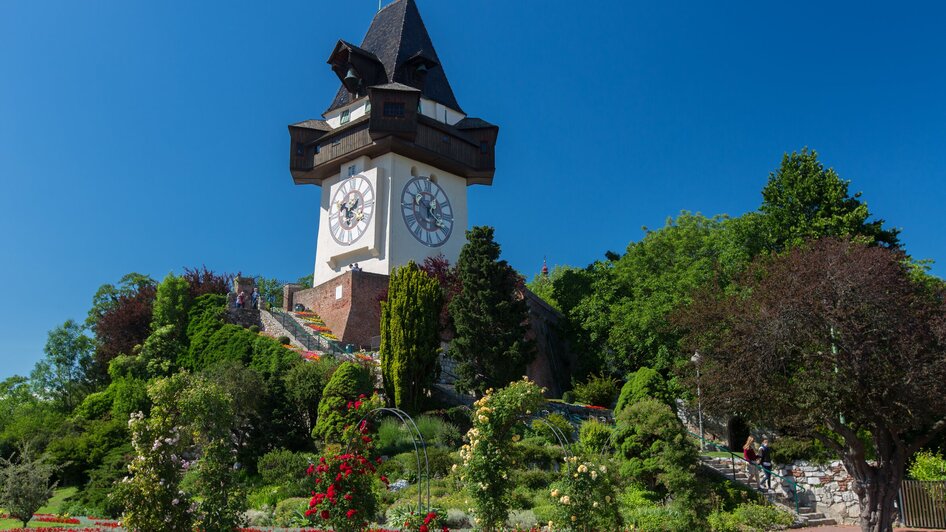 Der Grazer Uhrturm steht majestätisch über der Stadt Graz.