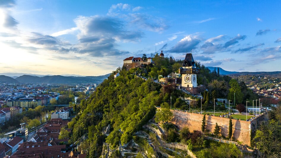 Der Grazer Uhrturm auf dem Schlossberg in Graz und die Stadtansicht.