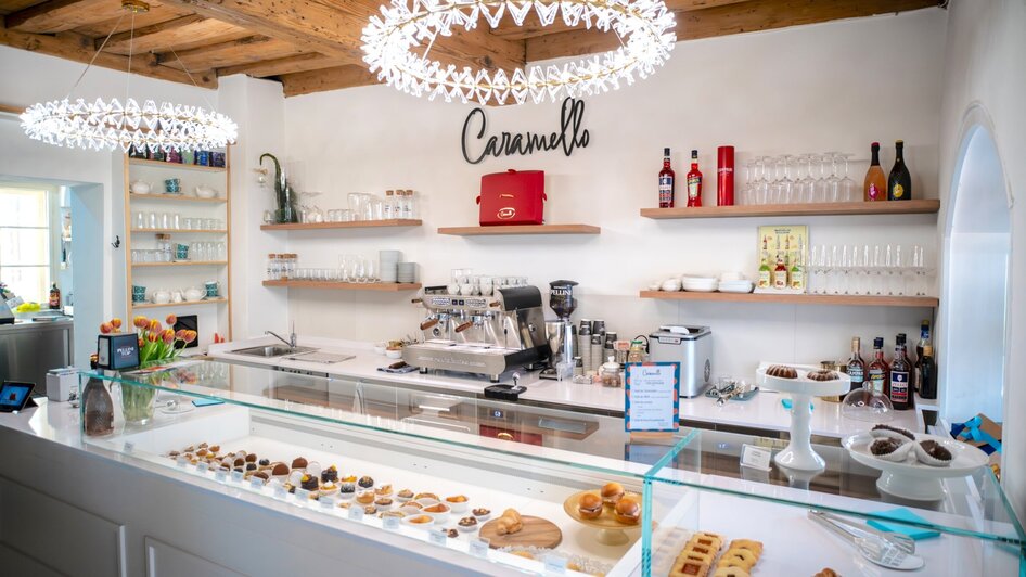 Das Caffè Caramello mit Süßigkeiten und einer Kaffeemaschine.
