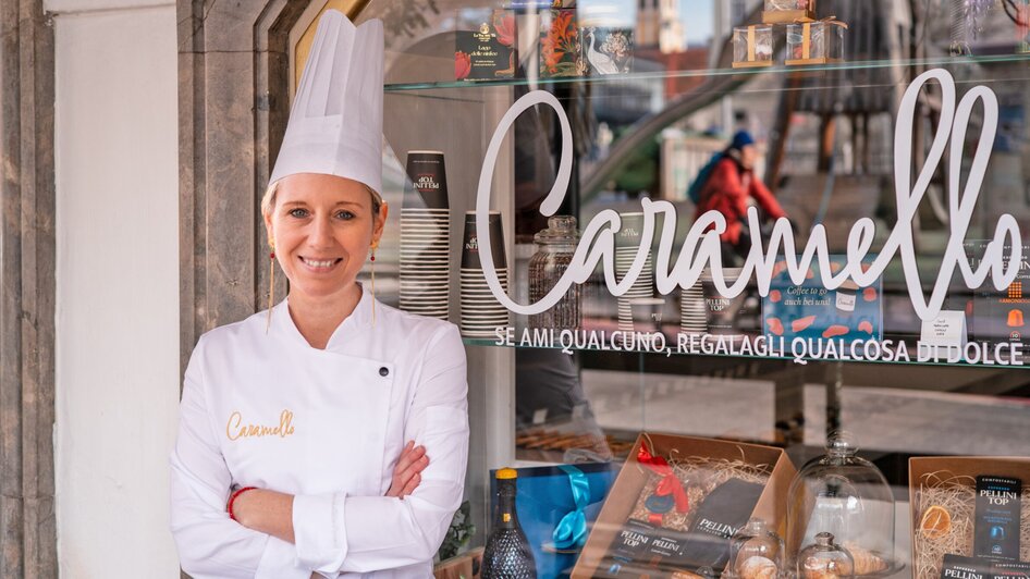 Eine Chefpatissière steht vor ihrem Café Caramello in Graz.