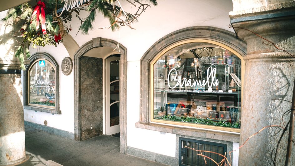Laden Caffè Caramello in Graz mit geschmücktem Eingang.