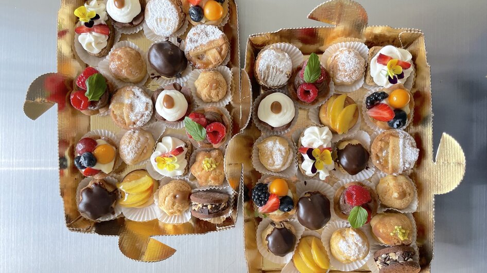 Leckereien in zwei Schachteln, gefüllt mit verschiedenen Gebäckstücken.