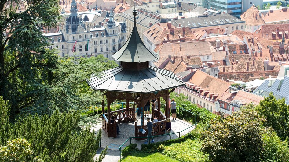 Blick auf den Chinesischen Pavillon und die Dächer von Graz. | © Graz Tourismus - Harry Schiffer