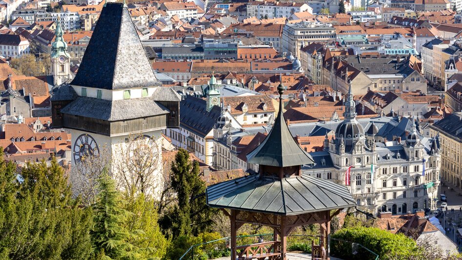 Panoramablick auf Graz mit dem Grazer Uhrturm und dem Chinesischen Pavillon. | © Graz Tourismus - Harry Schiffer
