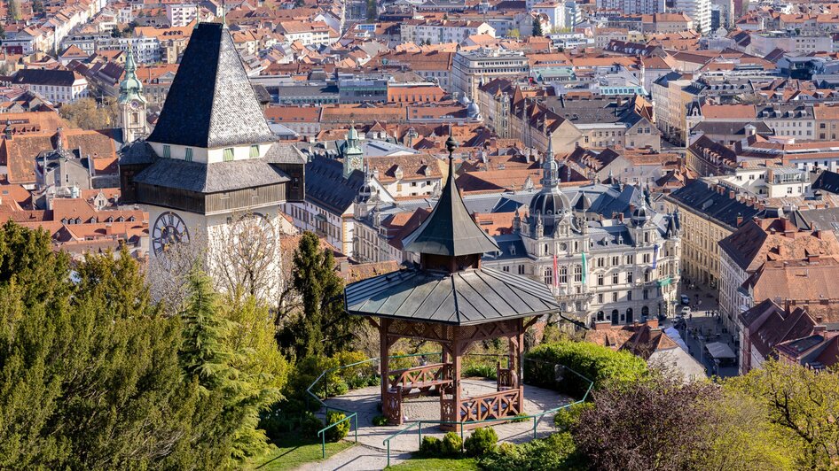 Blick auf den Grazer Uhrturm und den Chinesischen Pavillon in Graz. | © Graz Tourismus - Harry Schiffer