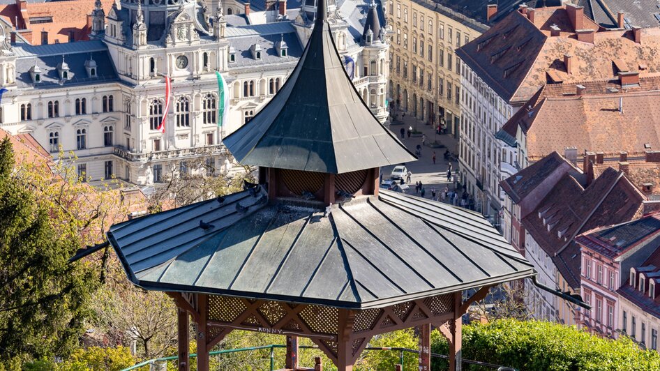 Der Chinesische Pavillon auf dem Schlossberg mit Blick über Graz. | © Graz Tourismus - Harry Schiffer