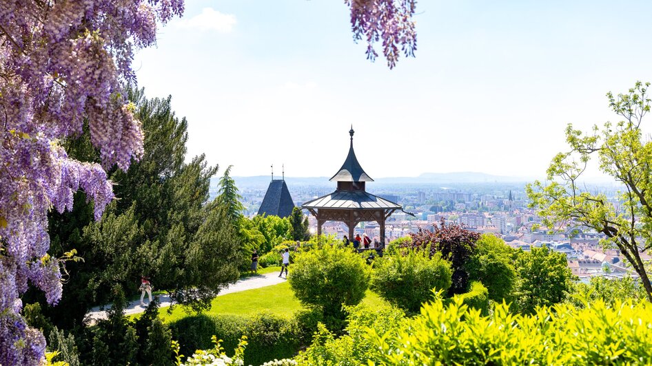 Blick vom Schlossberg auf Graz mit blühenden Bäumen. | © Graz Tourismus - Harry Schiffer