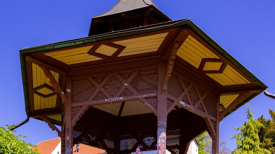 Pavillon umgeben von Blumen und grünem Gras am Schlossberg in Graz. | © Graz Tourismus - Harry Schiffer