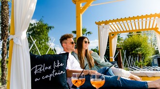 Paar entspannt in einer Lounge mit Cocktails und einer Kissenbotschaft. | © Region Graz - Mias Photoart