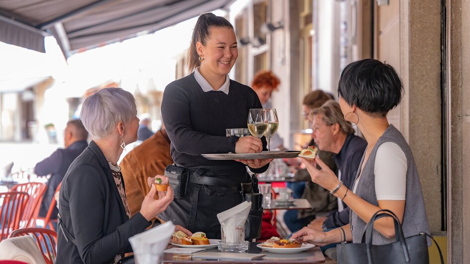 Bedienung im Restaurant mit Gästen in Graz. | © 5komma5sinne - Rene Strasser Fotografie