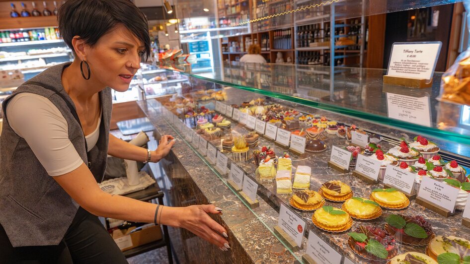 Eine Frau betrachtet die leckeren Torten im Frankowitsch in Graz. | © 5komma5sinne - Rene Strasser Fotografie