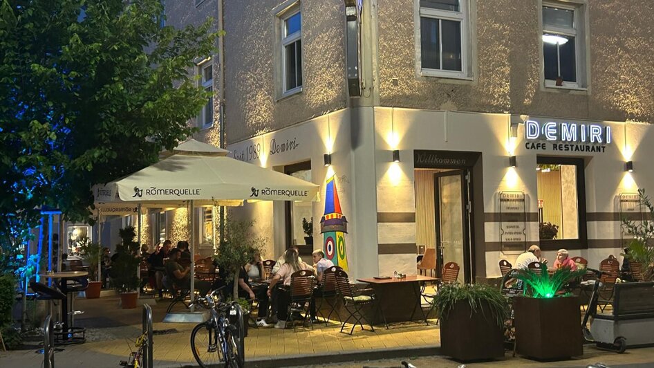 Gemütliches Café Restaurant Demiri in Graz mit Außenbereich und Beleuchtung.