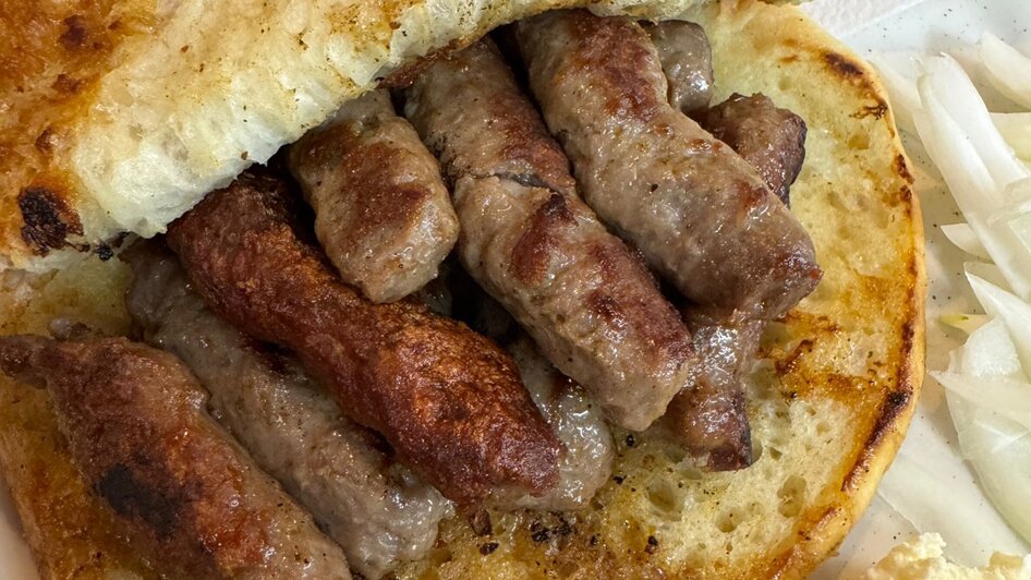 Ein köstliches Gericht mit gegrillten Würstchen im Brot.