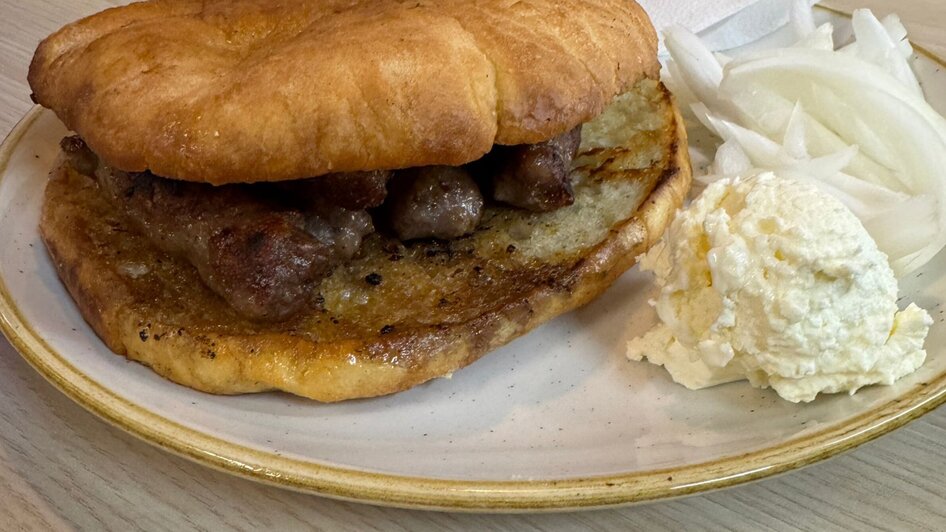 Ein herzhaftes Sandwich mit Fleisch und Zwiebeln.