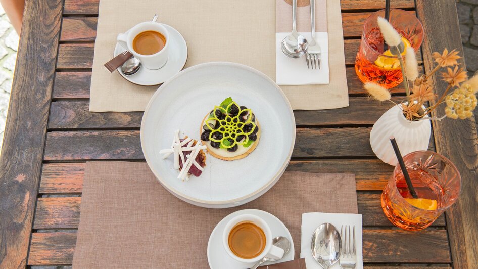 Ein stilvolles Dessert und Getränke auf einem Tisch bei dreizehn by Gauster.