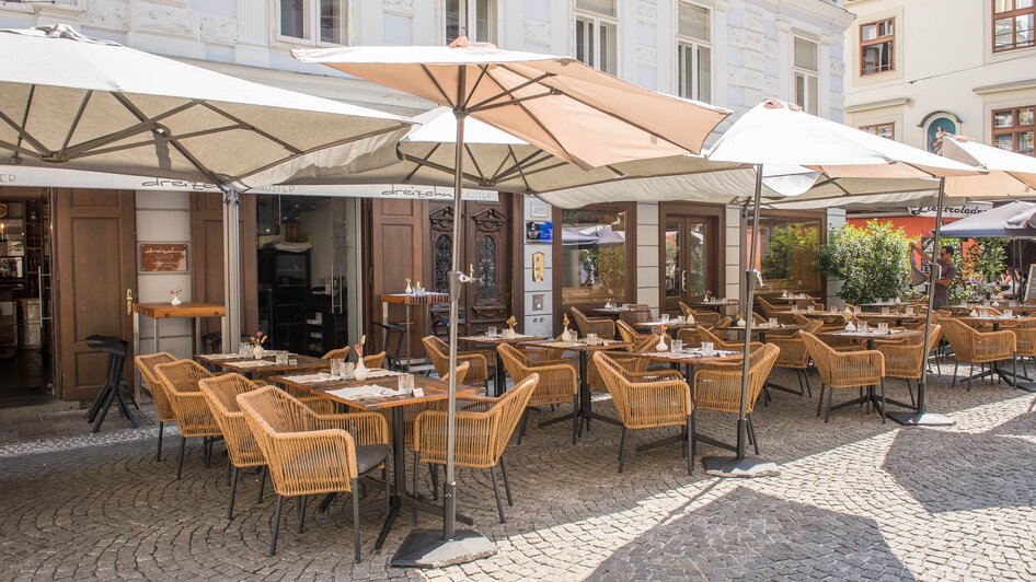 Einladende Terrasse eines Restaurants in Graz - dreizehn by Gauster.