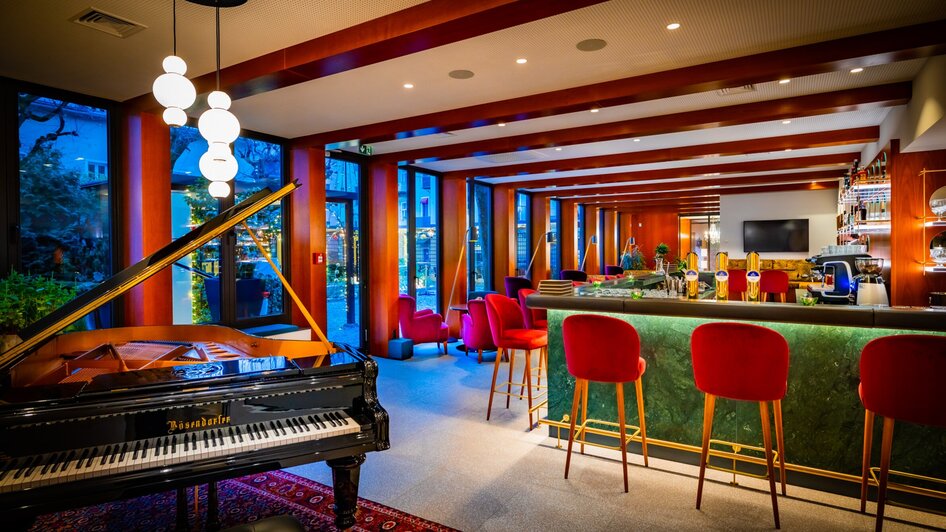 Elegante Bar Flora mit Klavier, modernem Design und gemütlicher Atmosphäre.