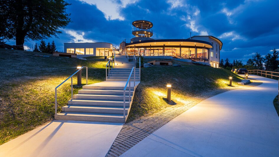 Beleuchteter Weg zum Bergrestaurant Fürstenstand in der Dämmerung.