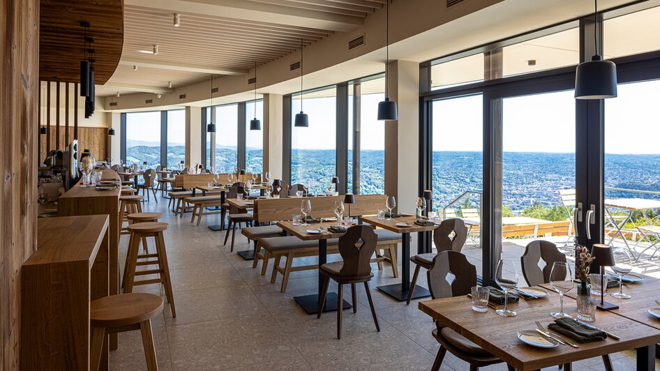 Moderner Restaurantraum mit Aussicht auf Graz und die Umgebung.